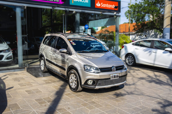 VOLKSWAGEN SURAN CROSS HIGHLINE L15 5PTAS GNC 2014 GRIS - Imagen 4